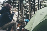 sprzęt trekkingowy, kobieta, namiot